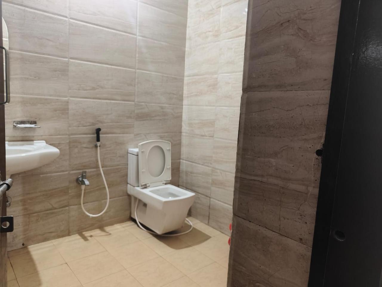 Emerald Euphoria The Luxury Stay Near Infocity Best Seller 부바네스 외부 사진